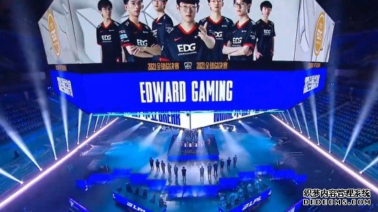 LPL首支“四驱”战队诞生！AD把把一保四观众集体心疼：不容易